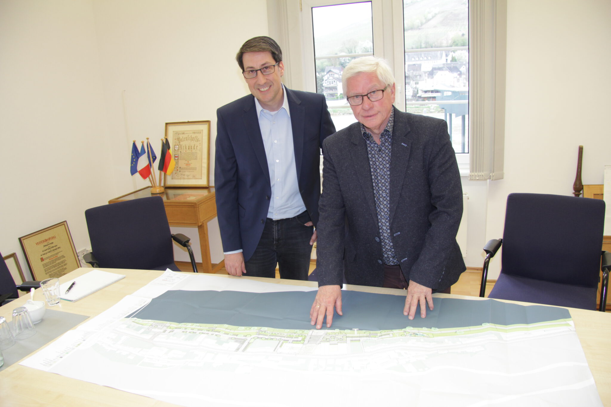 Bürgermeisterkandidat Jürgen Hoffmann im Gespräch mit Stadtbürgermeister Hans-Peter Döpgen zu Projekten und Problemen der Stadt Zell (Mosel)